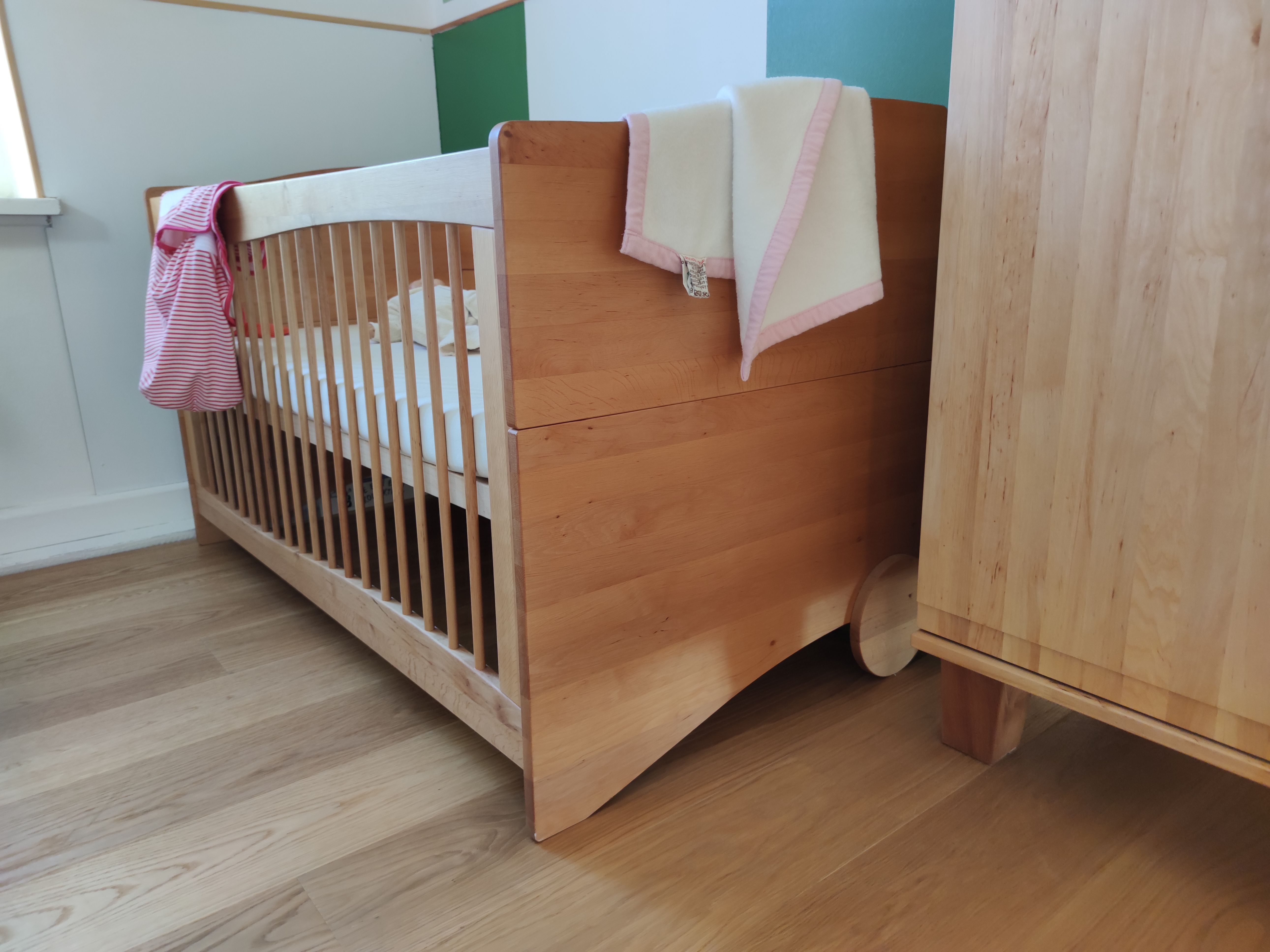 Babybett /Kinderbett sowie Sofa+ Schreibtisch