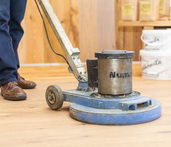 Abschleifen von Holzböden Bodenlegerarbeiten